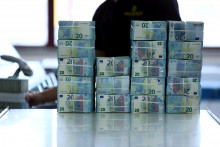 Balíčky 20-eurových bankoviek, ilustračný obrázok. Zdroj: Reuters