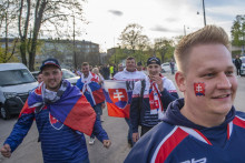Naši fanúšikovia podporujú národný tím priamo na štadióne, ale aj pred televíznymi obrazovkami. FOTO: TASR/M. Baumann