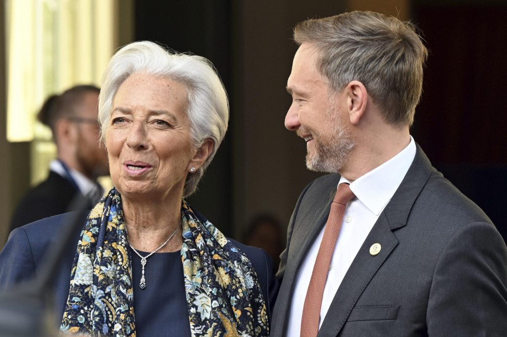 Nemecký minister financií Christian Lindner a šéfka ECB Christine Lagardová sa rozprávajú počas stretnutia ministrov financií členských krajín G7. FOTO TASR/AP