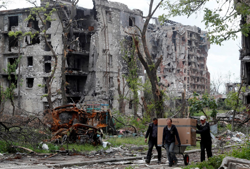 Ťažko poškodená budova v Mariupole pri oceliarňach Azovstaľ. FOTO: Reuters