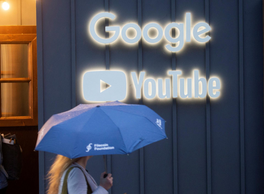 &lt;p&gt;Logo spoločnosti Google a YouTube v Davose, Švajčiarsko. FOTO: REUTERS/Arnd Wiegmann&lt;/p&gt;