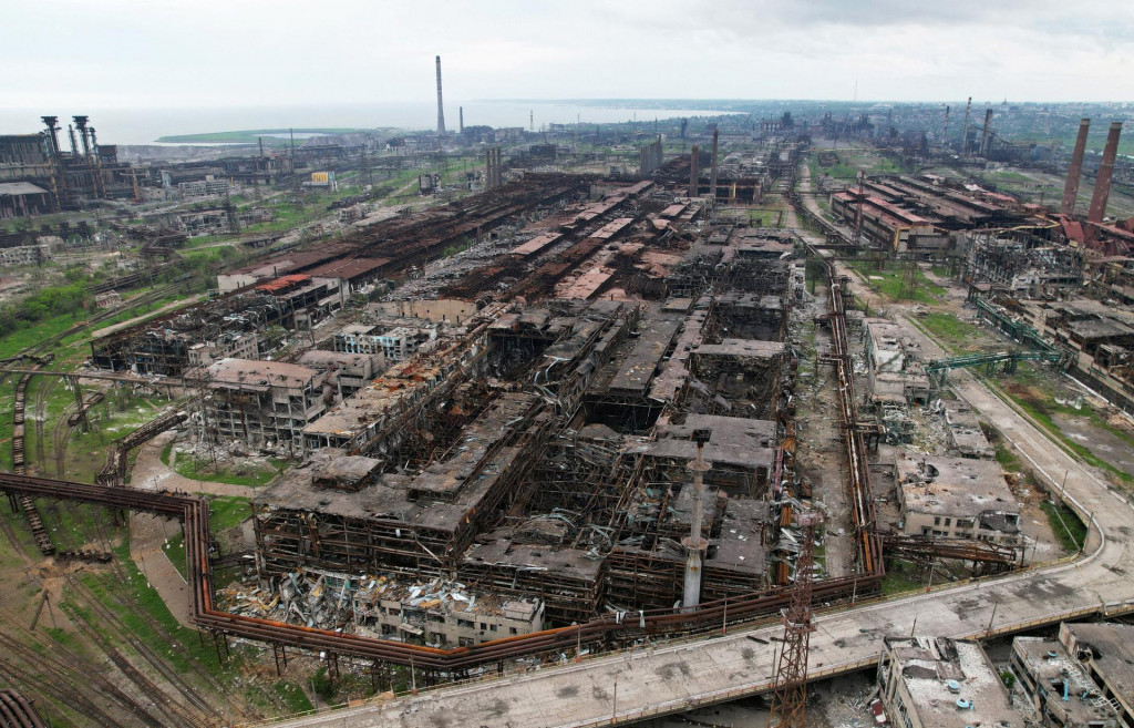 &lt;p&gt;Pohľad na zničené železiarne a oceliarne Azovstaľu. FOTO: REUTERS/Pavel Klimov&lt;/p&gt;