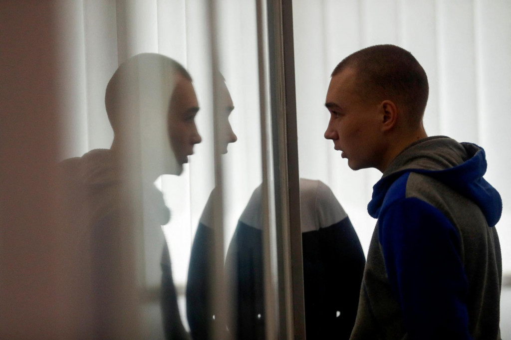 &lt;p&gt;Ruský vojak Vadim Šišimarin po vynesení doživotného rozsudku za vojnové zločiny na Ukrajine. FOTO: Reuters&lt;/p&gt;