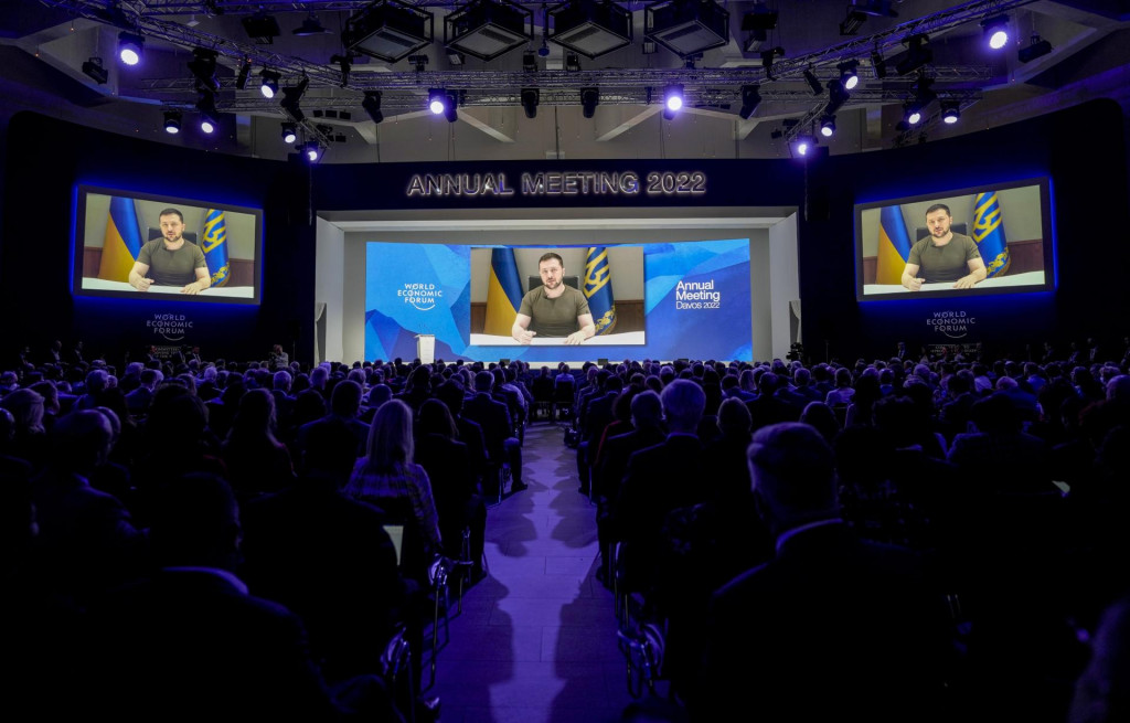 &lt;p&gt;Ukrajinský prezident Volodymyr Zelenskyj počas online prejavu na výročnom Svetovom ekonomickom fóre vo švajčiarskom Davose 23. mája 2022. FOTO: TASR/AP&lt;/p&gt;