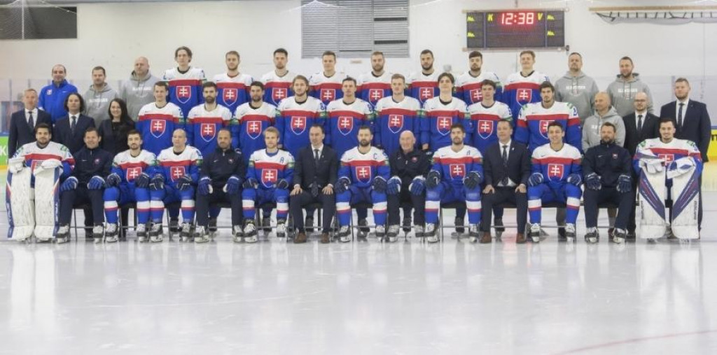 Slovenskí hokejisti a realizačný tím absolvovali spoločné fotenie na 85. majstrovstvách sveta v ľadovom hokeji v tréningovej hale v Helsinkách. FOTO: TASR/Martin Baumann SNÍMKA: Martin Baumann