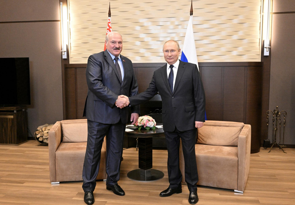 &lt;p&gt;Bieloruský prezident Alexander Lukašenko a ruský prezident Vladimir Putin na stretnutí v ruskej Soči, 23. mája 2022. FOTO: REUTERS&lt;/p&gt;