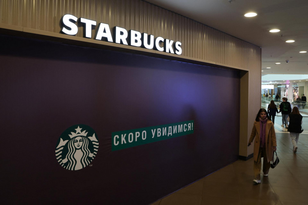 Zatvorená kaviareň Starbucks v centre Petrohradu v Rusku 23. mája 2022. FOTO: REUTERS/Anton Vaganov