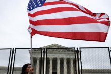 &lt;p&gt;Americká vlajka. FOTO: REUTERS /Evelyn Hockstein&lt;/p&gt;