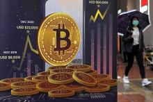 Reklamný pútač na kryptomenu bitcoin sa nachádza v uliciach v Hongkongu.
