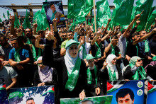 Palestínčania podporujúci Hamás, ilustračný obrázok. FOTO: Reuters