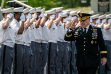 Vravo predseda Zboru náčelníkov štábov armády USA Mark Milley. FOTO: Reuters