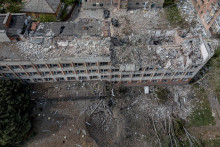 &lt;p&gt;Zničená budova po raketovom útoku v Doneckej oblasti. FOTO: REUTERS&lt;/p&gt;