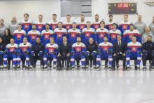 Slovenskí hokejisti a realizačný tím absolvovali spoločné fotenie na 85. majstrovstvách sveta v ľadovom hokeji v tréningovej hale v Helsinkách. FOTO: TASR/Martin Baumann