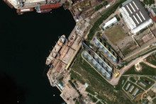 &lt;p&gt;Nové snímky Maxar Technologies z 19. a 21. mája ukazujú plavidlá - Matros Pozynič a Matros Koška - v lodenici zrejme popri silách s obilím, z ktorých do otvoreného nákladného priestoru prúdi náklad. FOTO: Maxar Tenchnologies/CNN &lt;/p&gt;