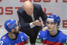 Na snímke uprostred tréner slovenských hokejistov Craig Ramsay, vľavo kapitán Tomáš Tatar a vpravo Juraj Slafkovský. FOTO: TASR/M. Baumann