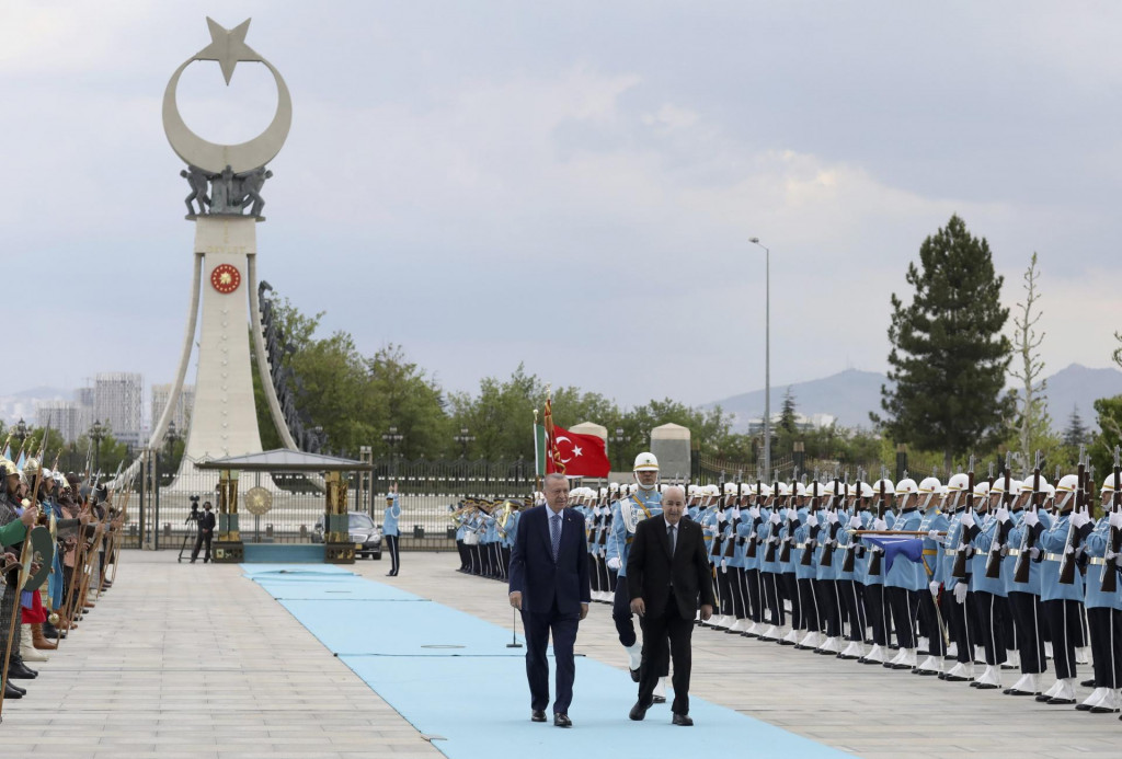 &lt;p&gt;Ilustračná foto Ankary. Zľava turecký prezident Erdogan a alžírsky prezident Tabbún. FOTO: TASR/AP&lt;/p&gt;