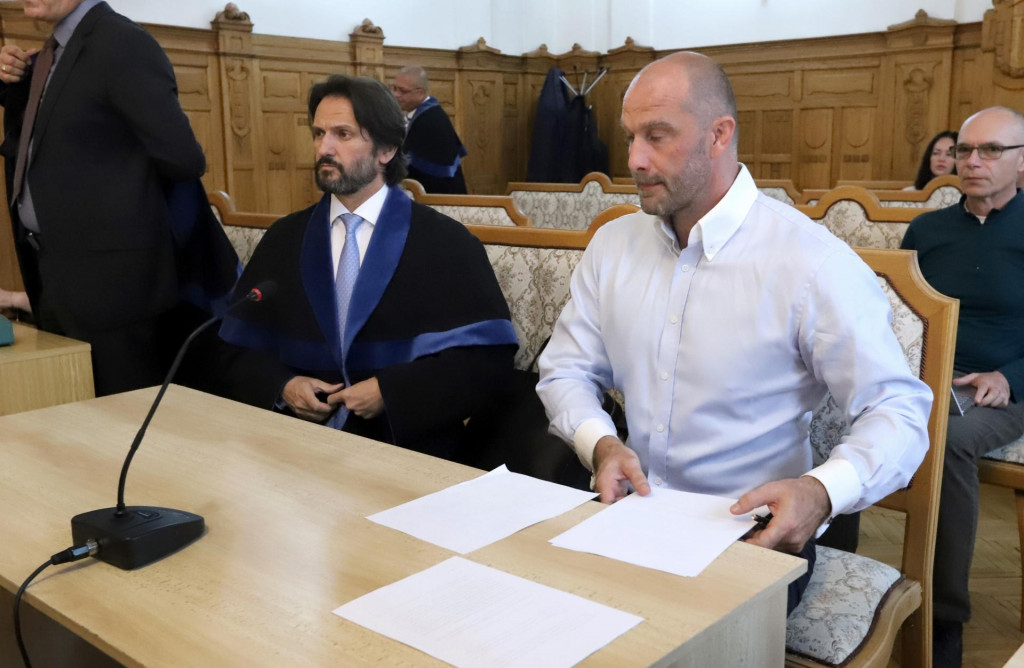 Zľava Robert Kaliňák a Norbert Bödör v pojednávacej miestnosti na Špecializovanom trestnom súde v Banskej Bystrici. FOTO: TASR/Ján Krošlák

