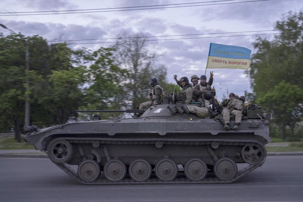 &lt;p&gt;Ukrajinskí vojaci mávajú na tanku zástavou s nápisom Sláva Ukrajine. FOTO: TASR/AP&lt;/p&gt;