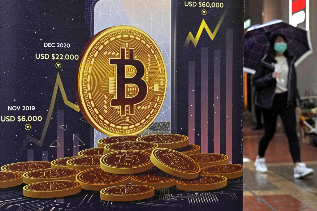 &lt;p&gt;Reklamný pútač na kryptomenu bitcoin sa nachádza v uliciach v Hongkongu.