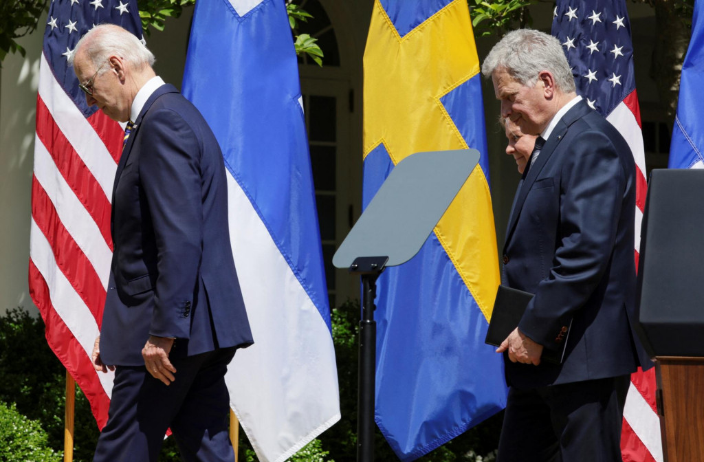 &lt;p&gt;Joe Biden so švédskou premiérkou Anderssonovou a fínskym prezidentom Niinistom. FOTO: REUTERS/Evelyn Hockstein&lt;/p&gt;