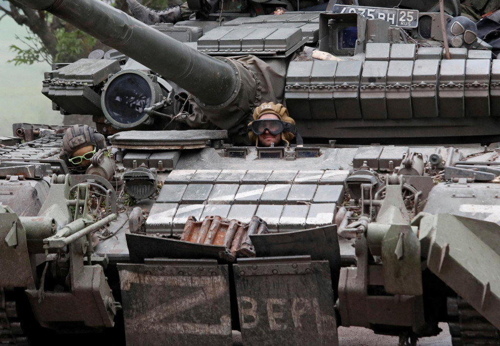 &lt;p&gt;Služobný príslušník proruských jednotiek na tanku v Doneckej oblasti. FOTO: REUTERS/Alexander Ermochenko&lt;/p&gt;