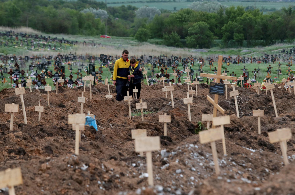 Nový cintorín v osade Staryi Krym pri Mariupole. FOTO: REUTERS/Alexander Ermochenko