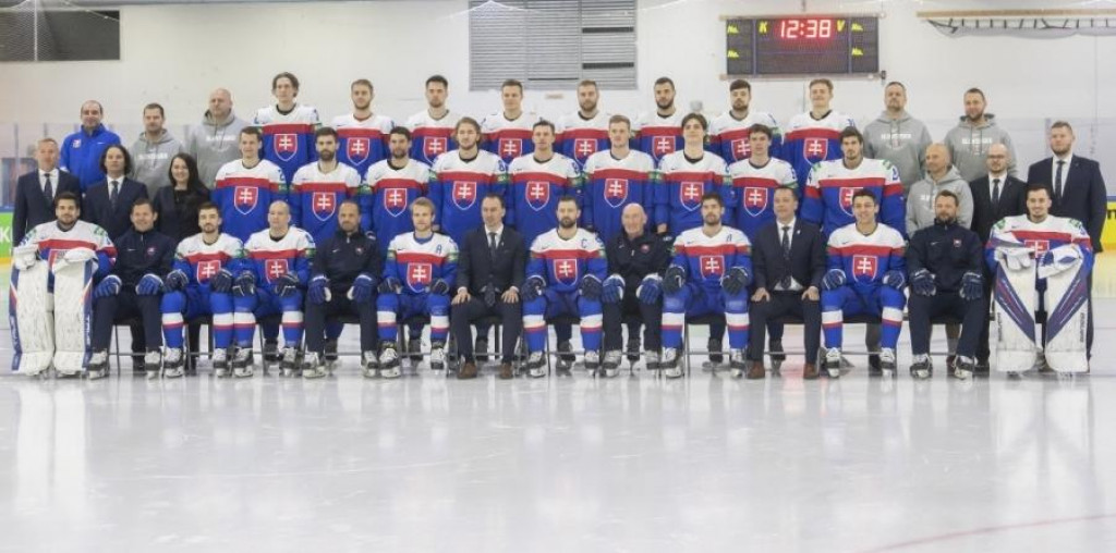 &lt;p&gt;Slovenskí hokejisti a realizačný tím absolvovali spoločné fotenie na 85. majstrovstvách sveta v ľadovom hokeji v tréningovej hale v Helsinkách. FOTO: TASR/Martin Baumann &lt;/p&gt;
