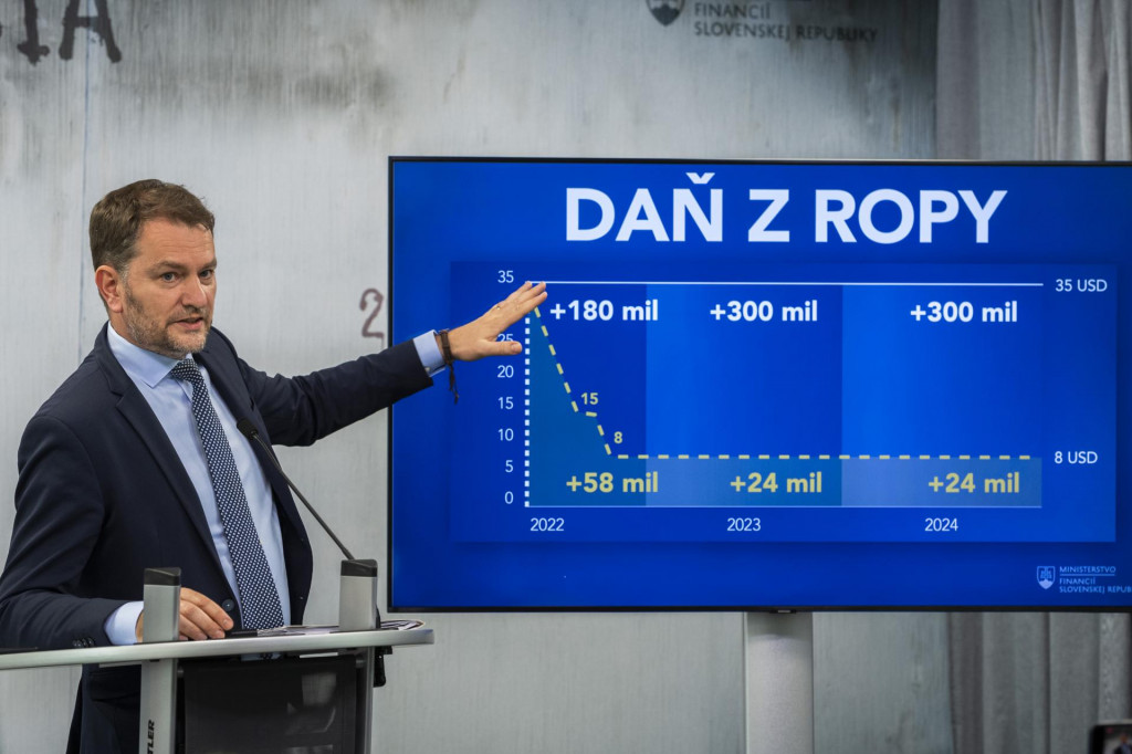 Minister financi&iacute; Igor Matovič predstavuje daň z ropy. FOTO: TASR/Jaroslav