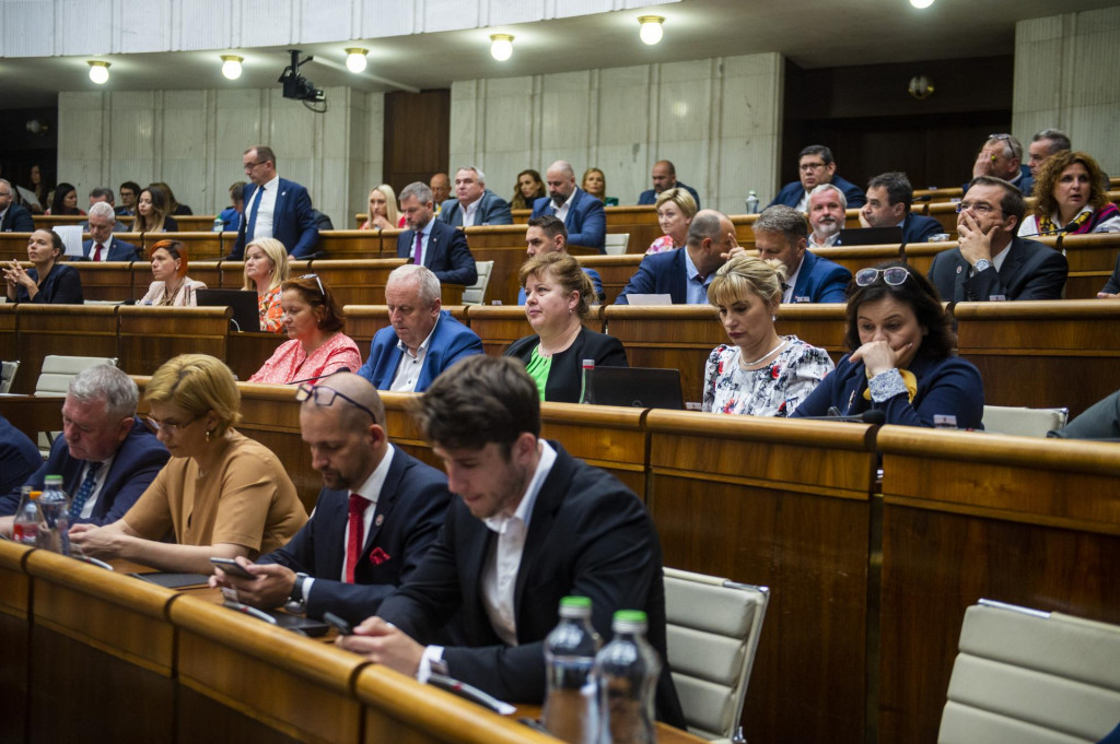 Na sn&iacute;mke poslanci N&aacute;rodnej rady. 

FOTO: TASR/Jakub Kotian