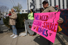 &lt;p&gt;Americkí aktivisti protestujú za právo na bývanie. FOTO: Reuters&lt;/p&gt;