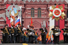 &lt;p&gt;Ruskí vojaci pochodujú na Červenom námestí v Moskve. FOTO: TASR/AP&lt;br /&gt;
&lt;br /&gt;
 &lt;/p&gt;