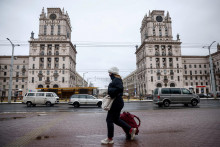 Žena kráčajúca Minskom, hlavným mestom Bieloruska. FOTO: REUTERS