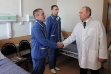 &lt;p&gt;Ruský prezident Putin prvýkrát navštívil ruských vojakov ranených v bojoch na Ukrajine. FOTO: REUTERS&lt;/p&gt;