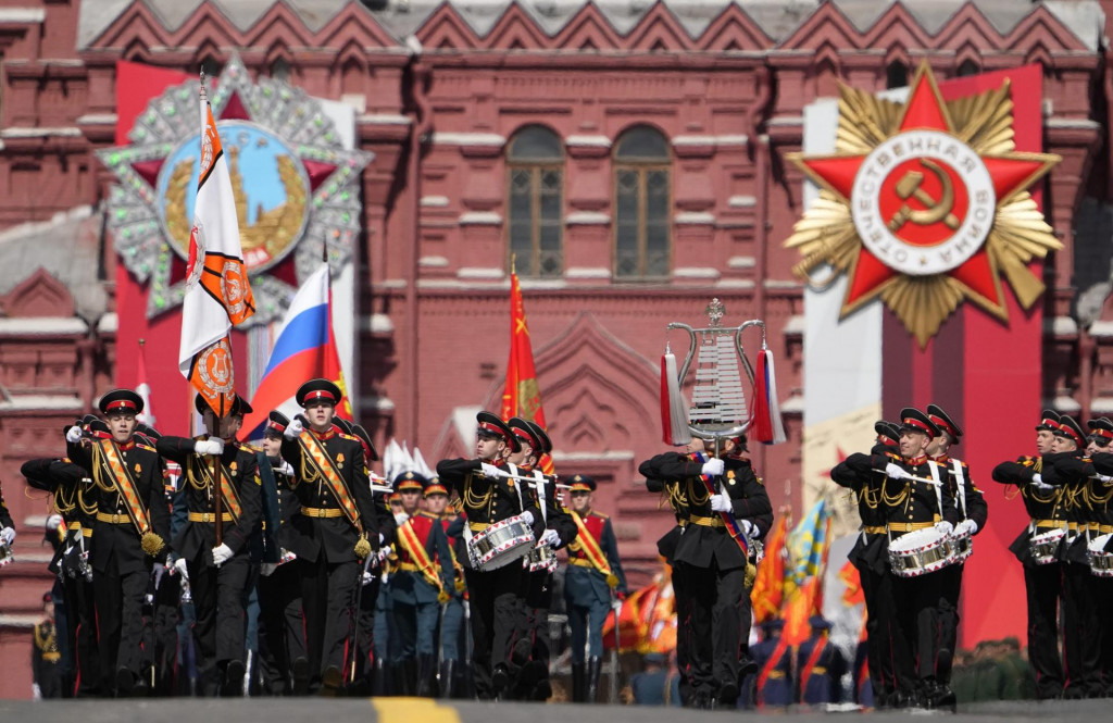 &lt;p&gt;Ruskí vojaci pochodujú na Červenom námestí v Moskve. FOTO: TASR/AP&lt;br /&gt;
&lt;br /&gt;
 &lt;/p&gt;