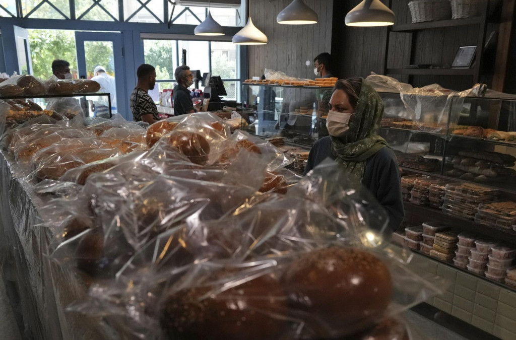 &lt;p&gt;Zákazníčka si prezerá tovar v pekárni. FOTO: TASR/AP&lt;br /&gt;
 &lt;/p&gt;