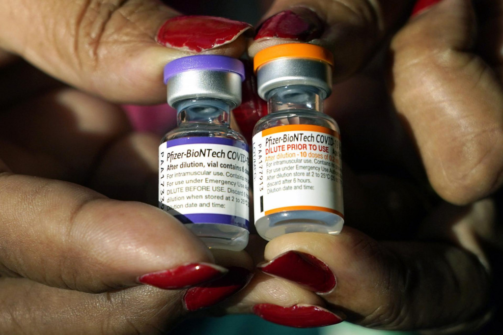 Zdravotná sestra ukazuje ampulky s vakcínou proti ochoreniu Covid-19 pre deti vo veku 5 až 11 rokov (vpravo) a pre dospelých. FOTO: TASR/AP


