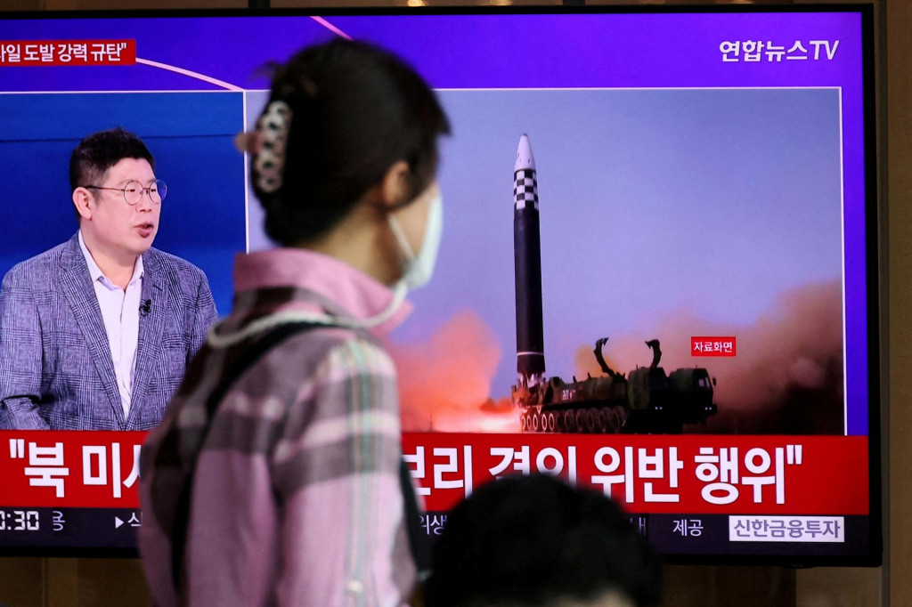 &lt;p&gt;Žena v Soule v Južnej Kórey pozerá v televízii na zábery o tom, ako Severná Kórea odpálila tri balistické strely. FOTO: REUTERS&lt;/p&gt;