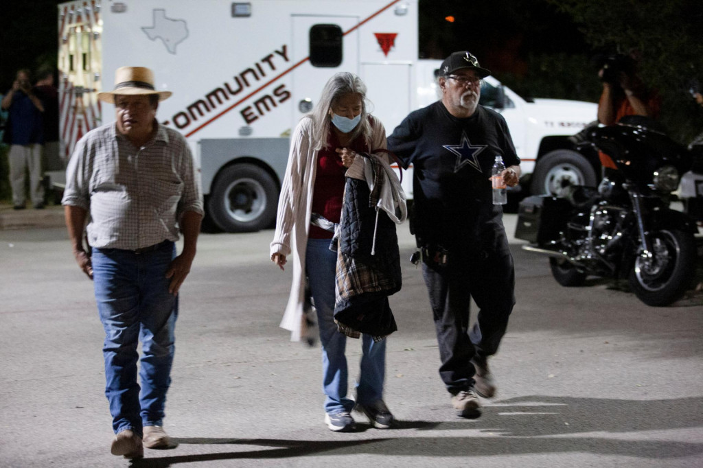 Ľudia opúšťajú centrum po masovej streľbe na základnej škole Robb v Uvalde v Texase. FOTO: REUTERS