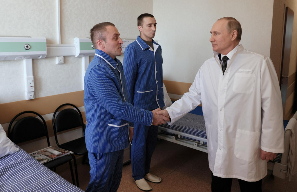 &lt;p&gt;Ruský prezident Putin prvýkrát navštívil ruských vojakov ranených v bojoch na Ukrajine. FOTO: REUTERS&lt;/p&gt;