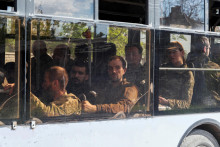 Autobus s príslušníkmi ukrajinských ozbrojených síl, ktorí sa vzdali v obkľúčenej oceliarni Azovstaľ. FOTO: REUTERS /Alexander Ermochenko