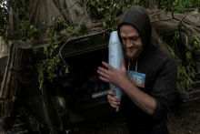 &lt;p&gt;Príslušník ukrajinských ozbrojených síl v Doneckej oblasti. FOTO: REUTERS/Carlos Barria&lt;/p&gt;