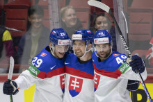 Slovenskí hokejisti sa tešia z gólu. FOTO: TASR/Martin Baumann