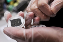Inžinier drží v ruke čip. FOTO: Reuters