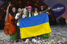 Kalush Orchestra z Ukrajiny oslavuje po víťazstve v Eurovízii. SNÍMKA: Luca Bruno