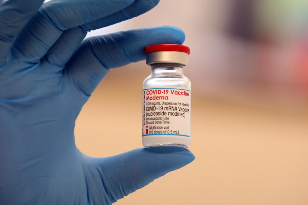 Ampulka s vakcínou proti koronavírusu od spoločnosti Moderna. FOTO: TASR/DPA
