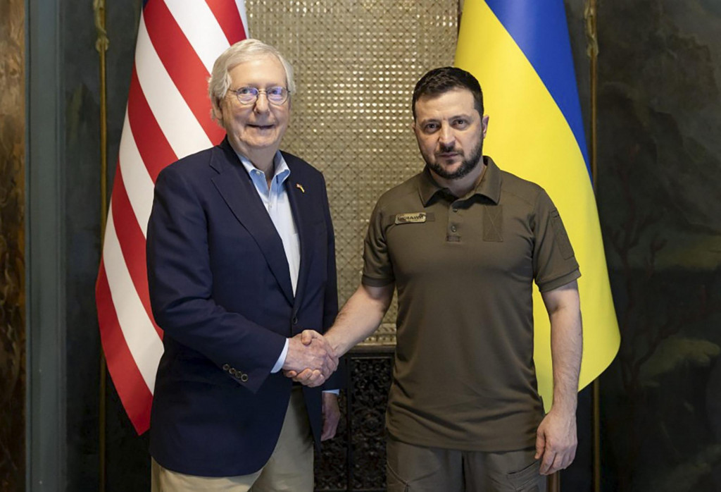 Ukrajinsk&yacute; prezident Volodymyr Zelenskyj a popredn&yacute; republik&aacute;nsky sen&aacute;tor Mitch McConnell. FOTO: TASR/AP