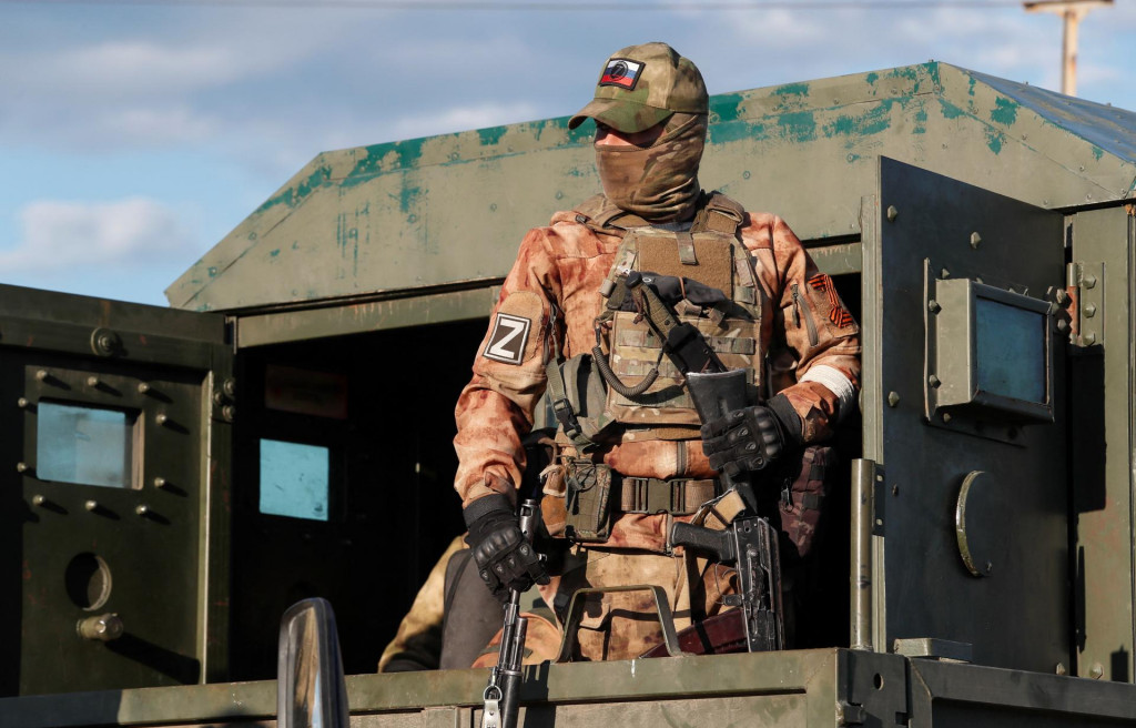 Vojak prorusk&yacute;ch s&iacute;l na Ukrajine. FOTO: Reuters