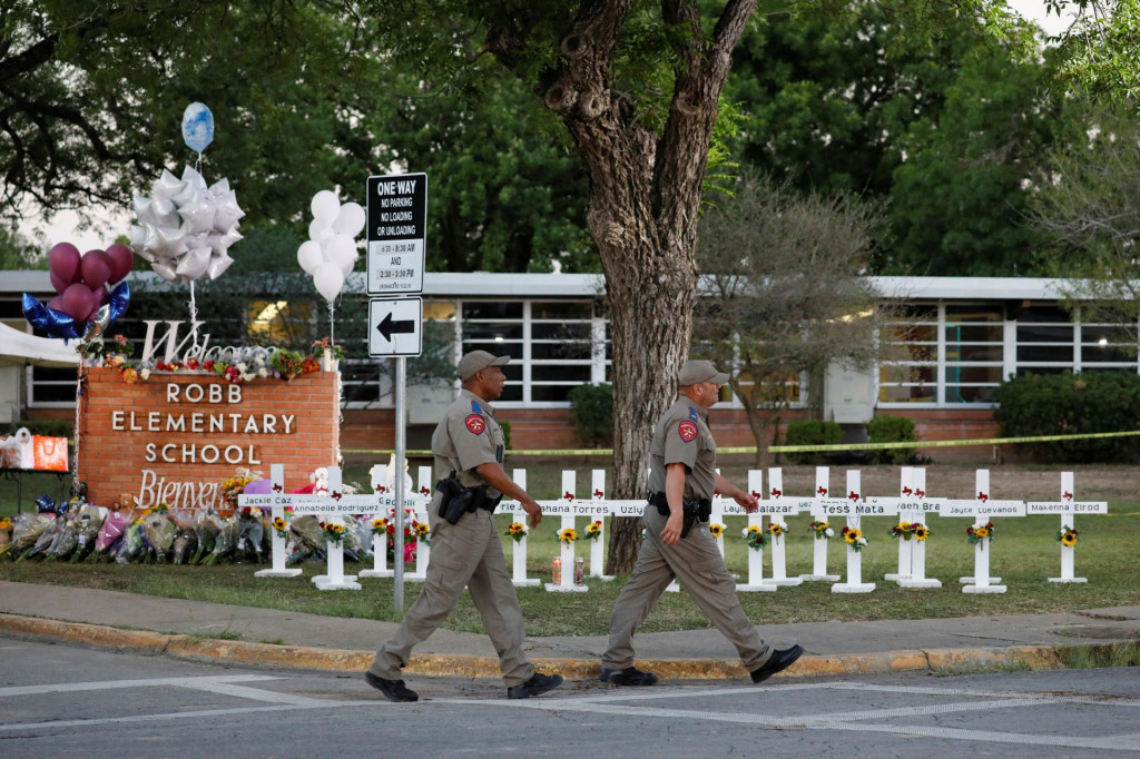 &lt;p&gt;Príslušníci texaského ministerstva verejnej bezpečnosti prechádzajú okolo pamätníka pred základnou školou, kde strelec zabil 19 detí a dvoch učiteľov v Texase. FOTO: REUTERS&lt;/p&gt;