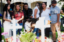 Pozostalí žialia po streľbe na škole v texaskom meste Uvalde. FOTO: Reuters