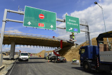 &lt;p&gt;Výstavba kompletnej diaľnice z Bratislavy do Košíc sa pre nečinnosť môže posunúť aj o 14 rokov. FOTO: TASR/M. Kapusta&lt;/p&gt;